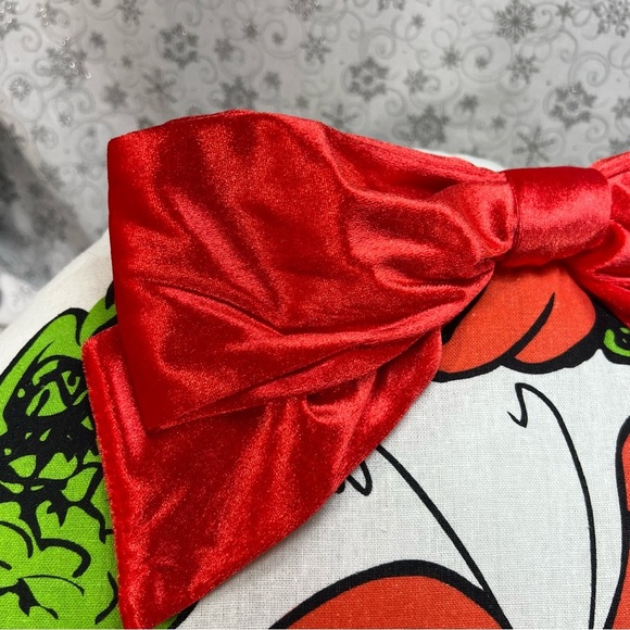 Cindy Lou Who How The Grinch Stole Christmas Velvet Red Bow Wreath Throw Pillow - Picture 7 of 10